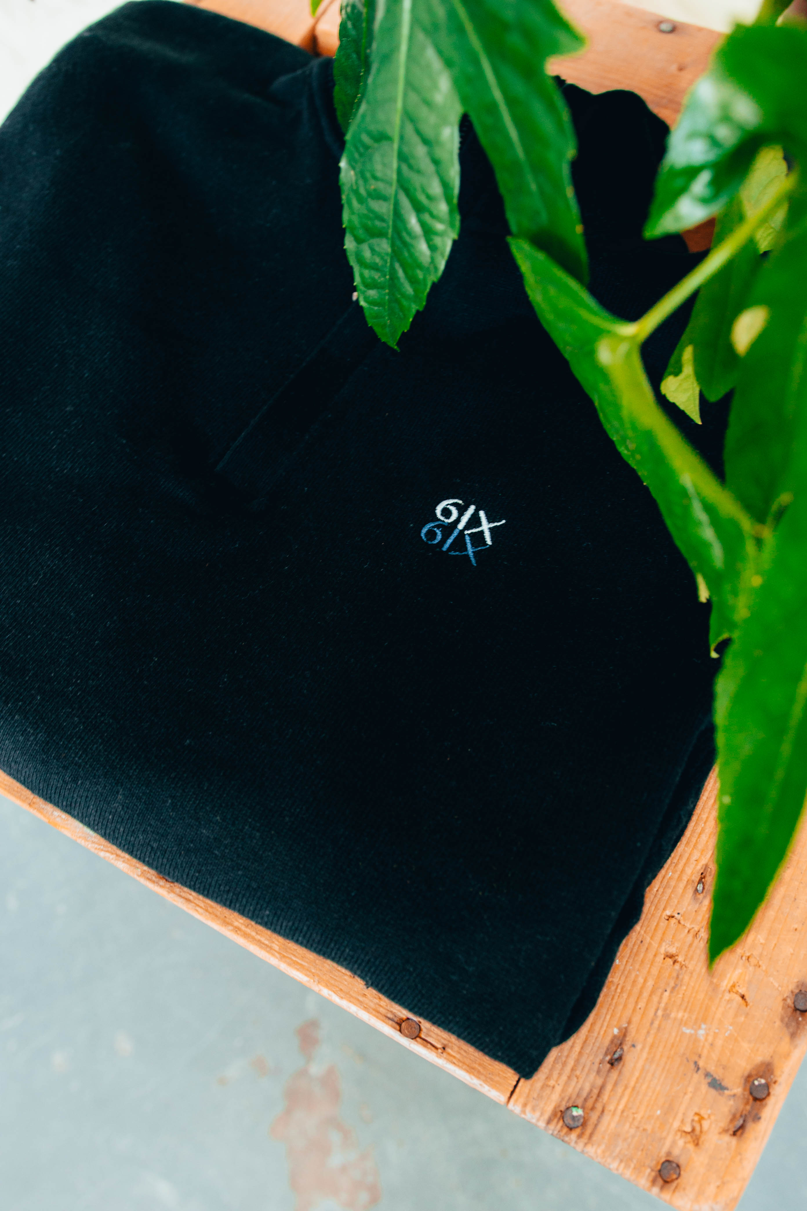 6IX MERINO ZIP NECK JUMPER BLACK FEAT. CONTRAST LOGO - 6IX Collection 